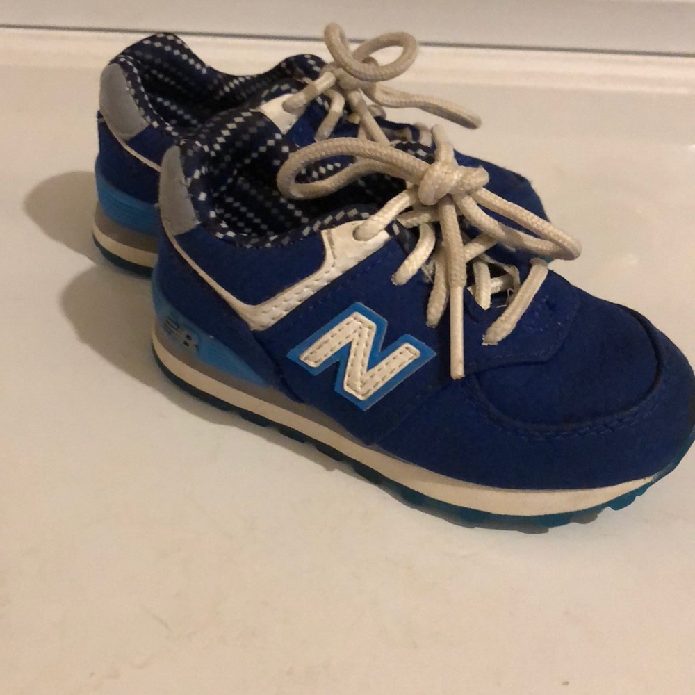 New balance tennis shoes
